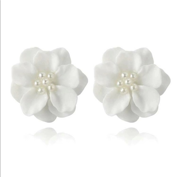 🤩HP🤩White flower stud earrings - Picture 2 of 5
